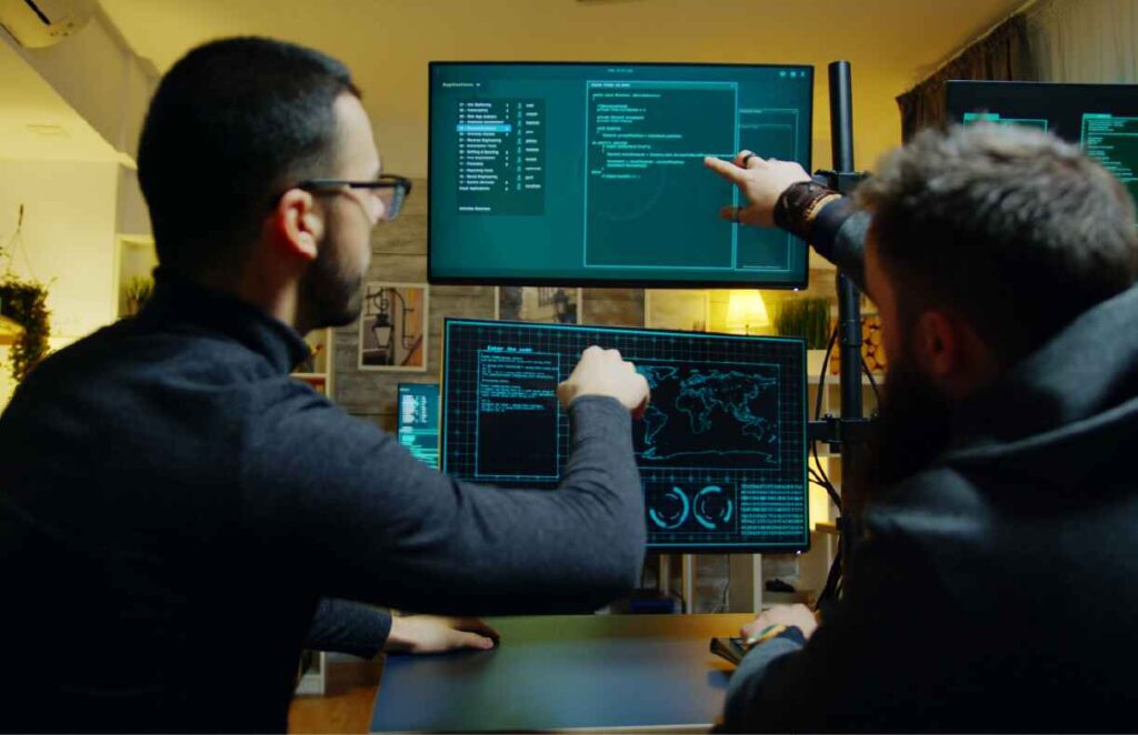 dos personas administrando la seguridad de la empresa